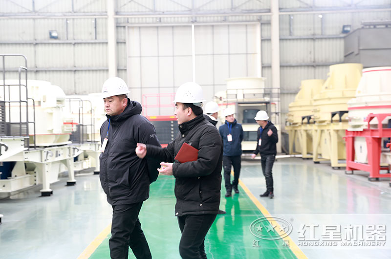 經(jīng)理陪同客戶到車間考察 經(jīng)理陪同客戶到車間考察