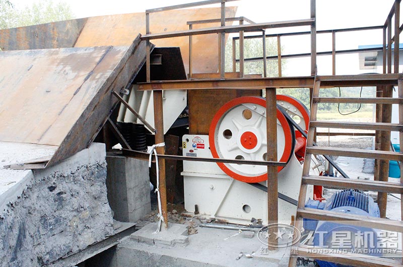 顎式破碎機工作現(xiàn)場圖 顎式破碎機工作現(xiàn)場圖