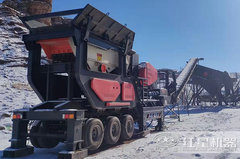 輪胎式移動(dòng)破碎機(jī)現(xiàn)場(chǎng)