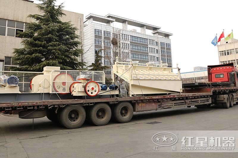 對輥制砂機(jī)裝車發(fā)貨中 對輥制砂機(jī)裝車發(fā)貨中